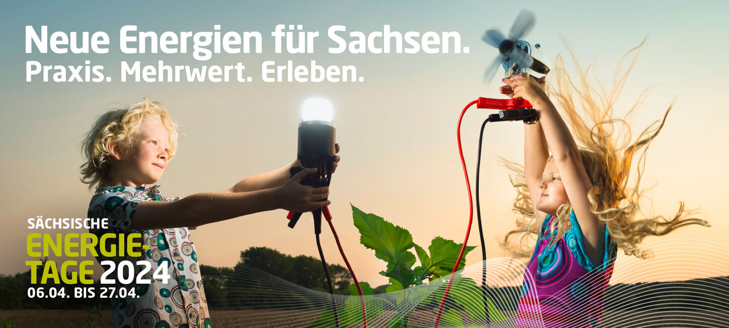 Sächsische Energietage 2024: Titelfoto. Ein Kind hält ein kleines Windrad, ein zweites Kind hält eine leuchtende Glühbirne.
