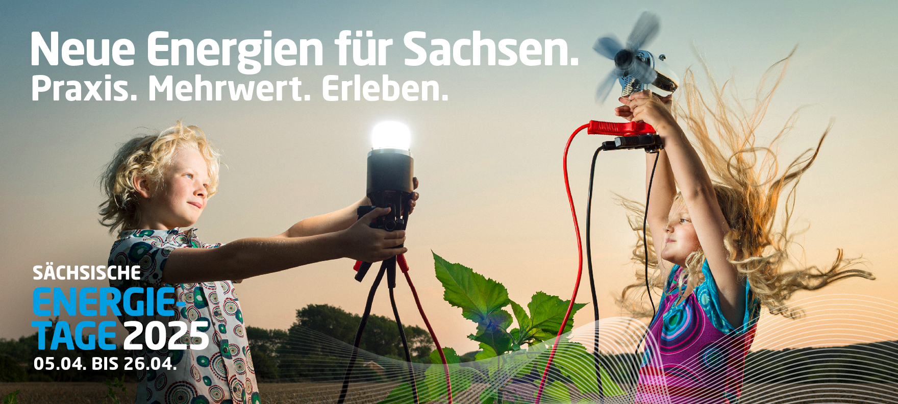 Sächsische Energietage 2025: Titelfoto. Ein Kind hält ein kleines Windrad, ein zweites Kind hält eine leuchtende Glühbirne. Aufschrift: Neue Energien für Sachsen. Praxis. Mehrwert. Erleben. Sächsische Energietage 2025 05.04. bis 26.04.