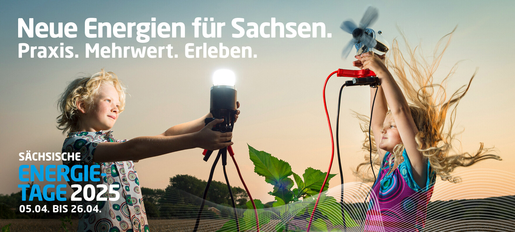 Sächsische Energietage 2025: Titelfoto. Ein Kind hält ein kleines Windrad, ein zweites Kind hält eine leuchtende Glühbirne. Aufschrift: Neue Energien für Sachsen. Praxis. Mehrwert. Erleben. Sächsische Energietage 2025 05.04. bis 26.04.